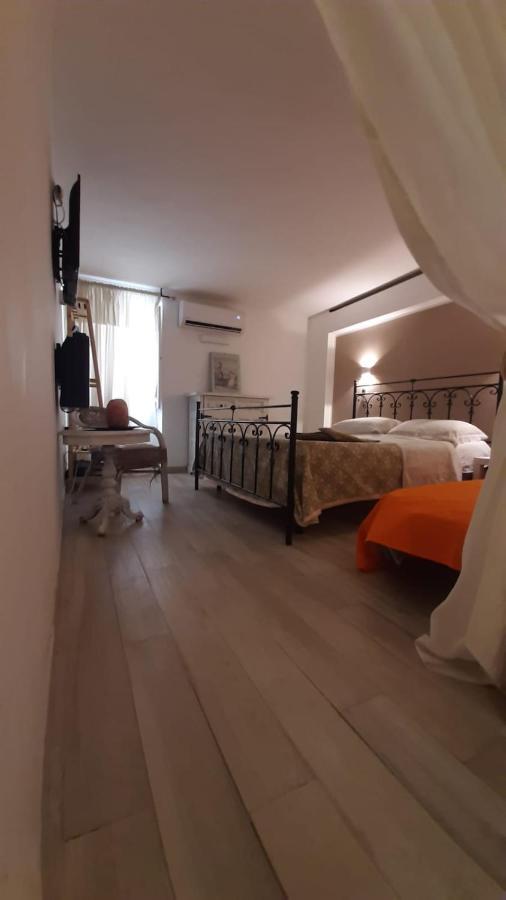 La Nicchia Del Borgo Apartment Taranto Bagian luar foto